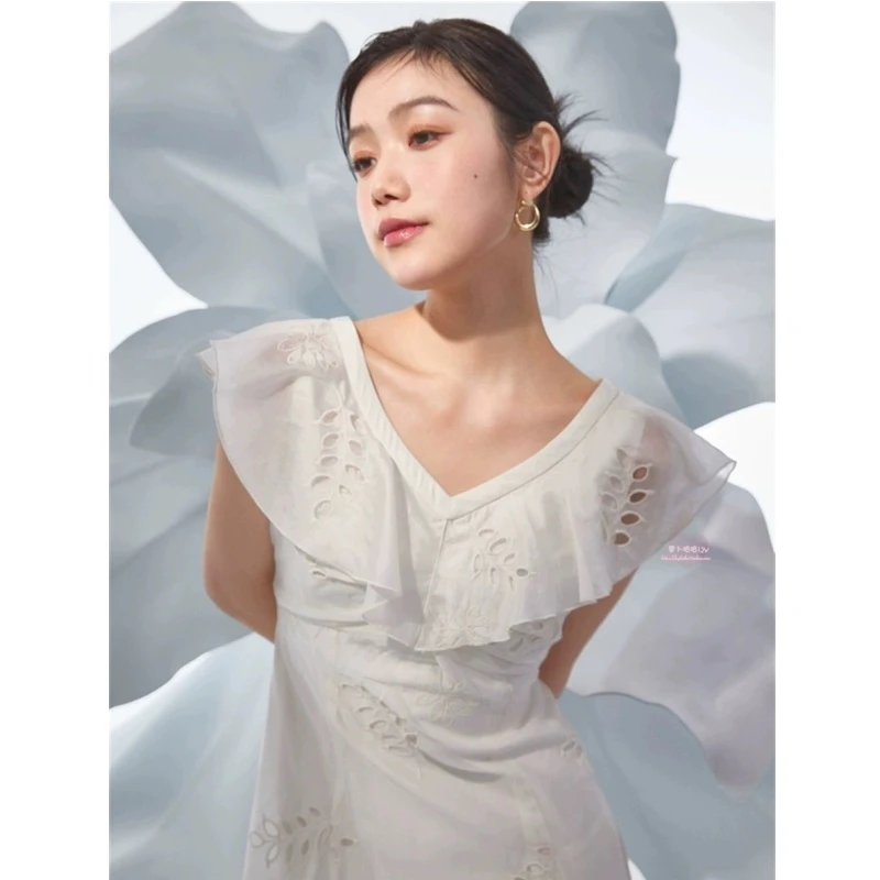 【胖虎家】 杂志款 S 纯色V领荷叶边刺绣显瘦气质连衣裙