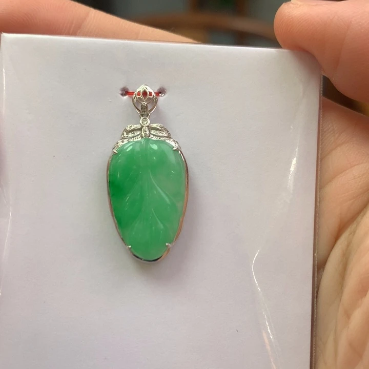 翡翠颈饰18K金镶嵌翡翠吊坠