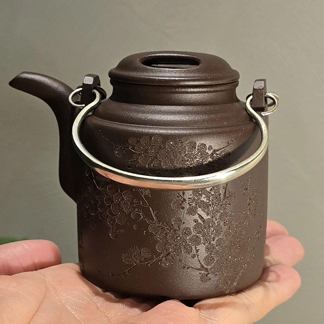 洋桶壶 约150cc 原矿紫砂 老紫泥 刻墨梅 半手工紫砂壶 提梁壶