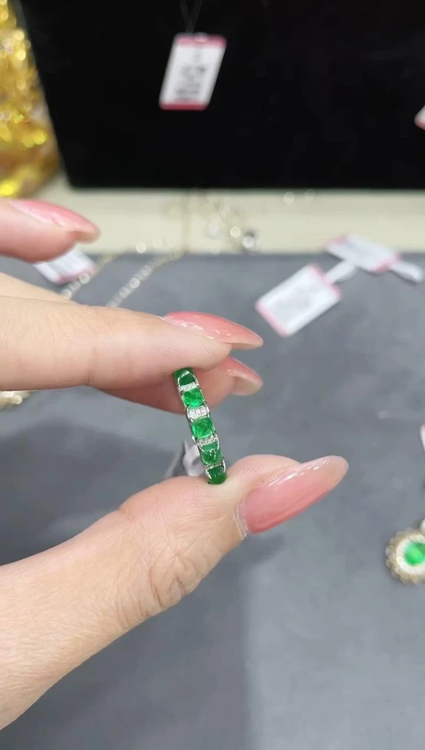 18K金镶嵌祖母绿戒指排戒