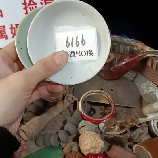 饥***狼瓷片6166号工艺品