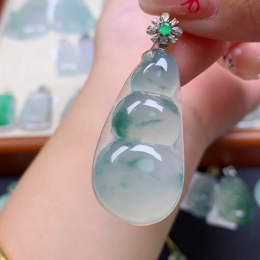 【闪购商品】翡翠18K金镶嵌颈饰豆子