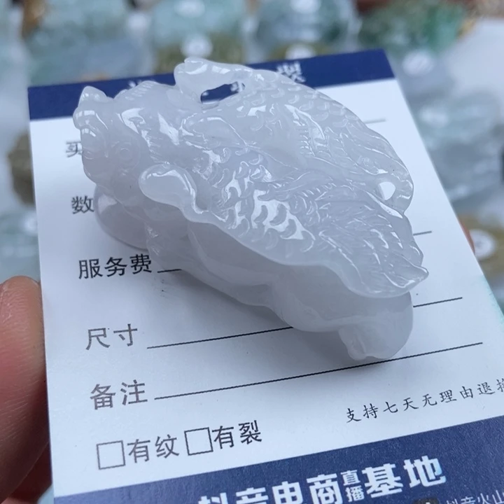 翡翠未镶嵌颈饰多人飞天貔貅吊坠