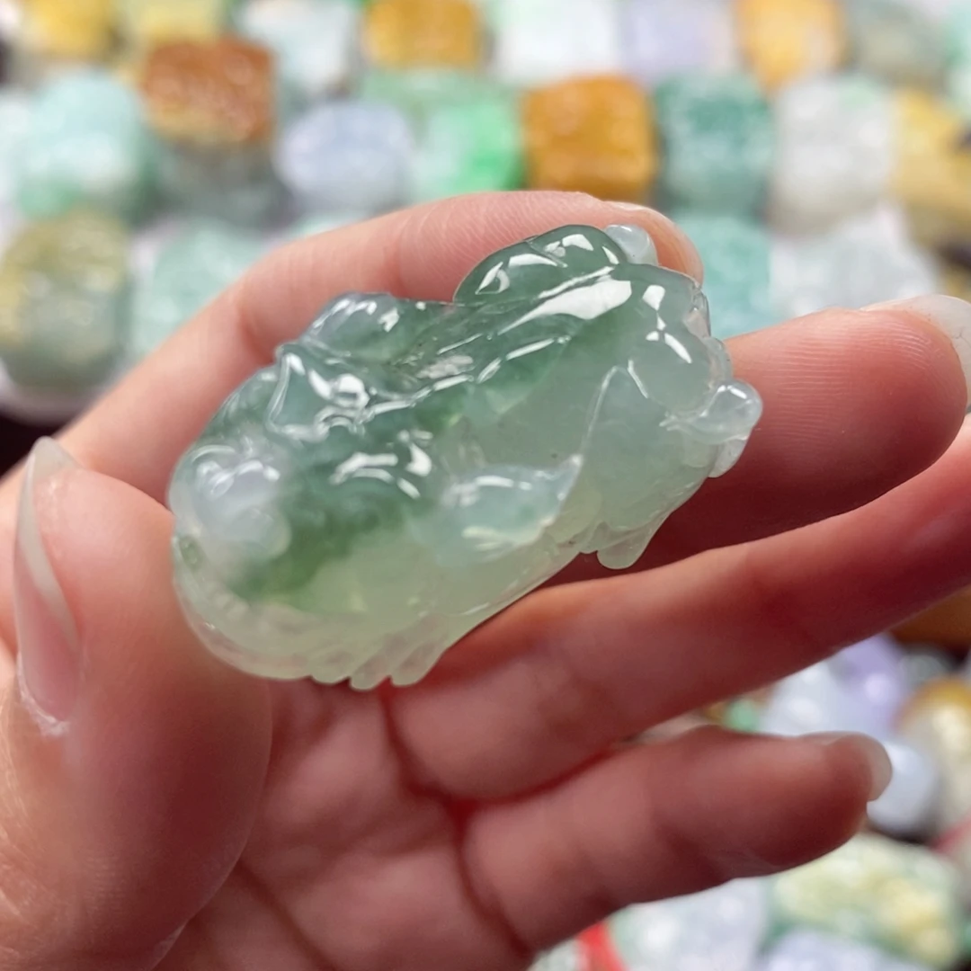 翡翠未镶嵌颈饰貔貅