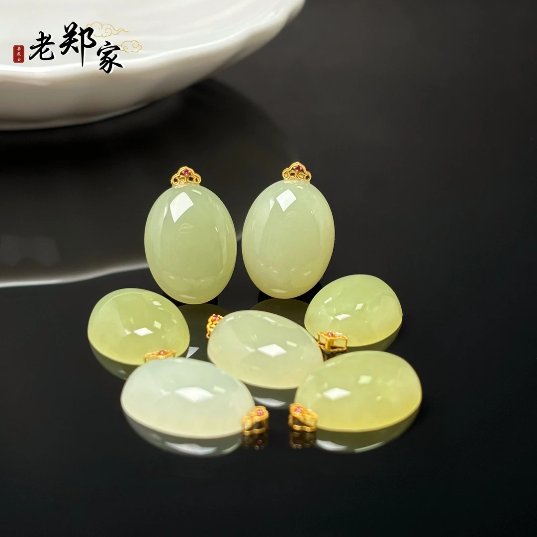 【老郑家】18K金镶和田玉蛋面挂件 3122-1 多样性发一件约19*15*6mm