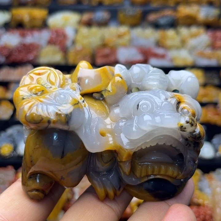 未镶嵌石英质玉（黄龙玉）颈饰