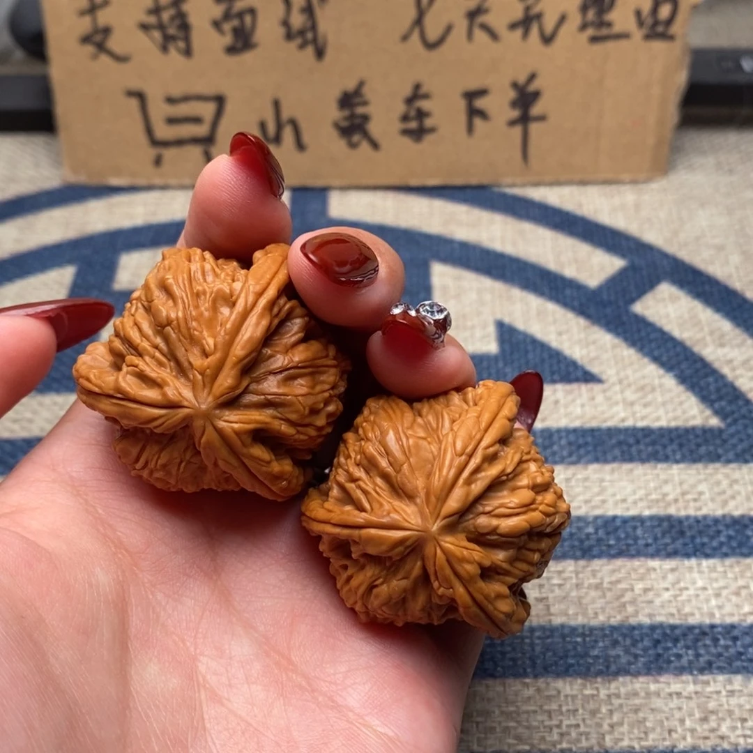 文玩核桃吊坠࿐****࿐白狮子正奔