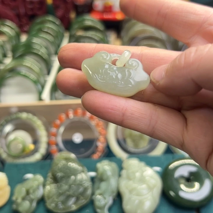 和田玉颈饰未镶嵌锁