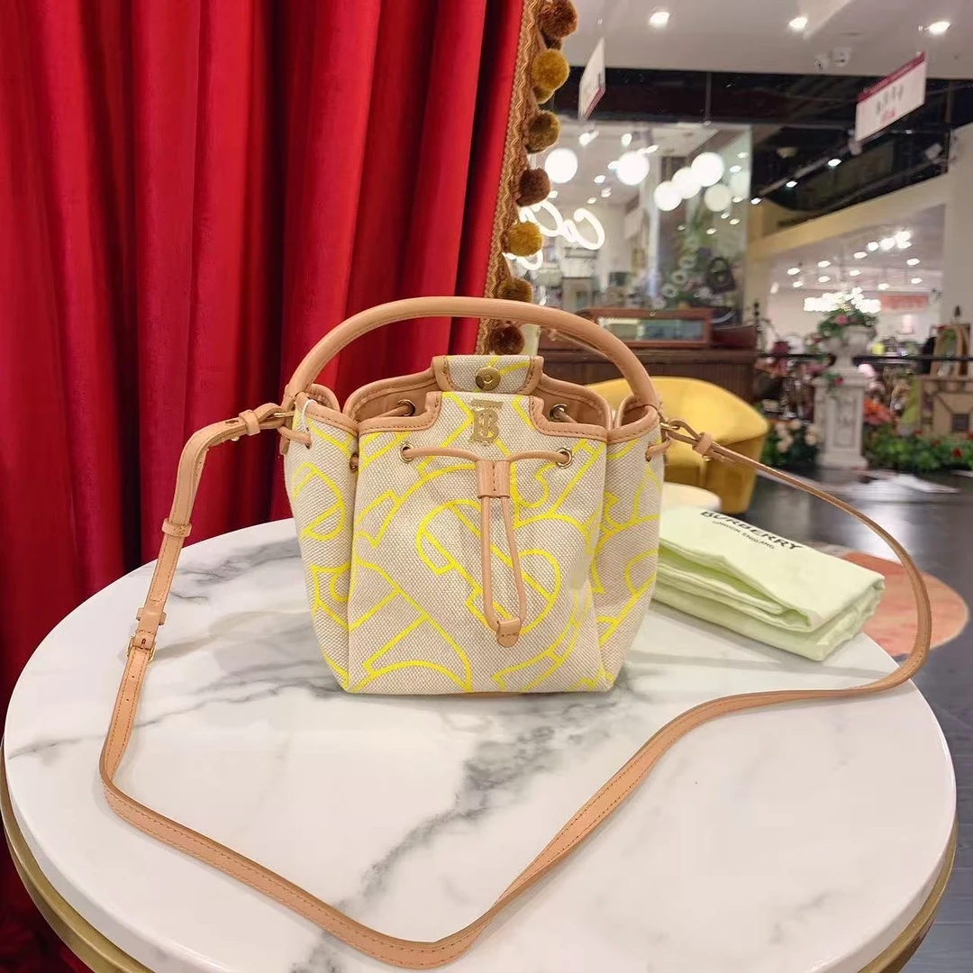 95新 BURBERRY/博柏利 GGS抽绳水桶包米色金扣帆布拼皮57113883