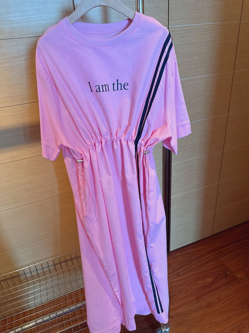 【张静芝】字母线条简约粉色连衣裙