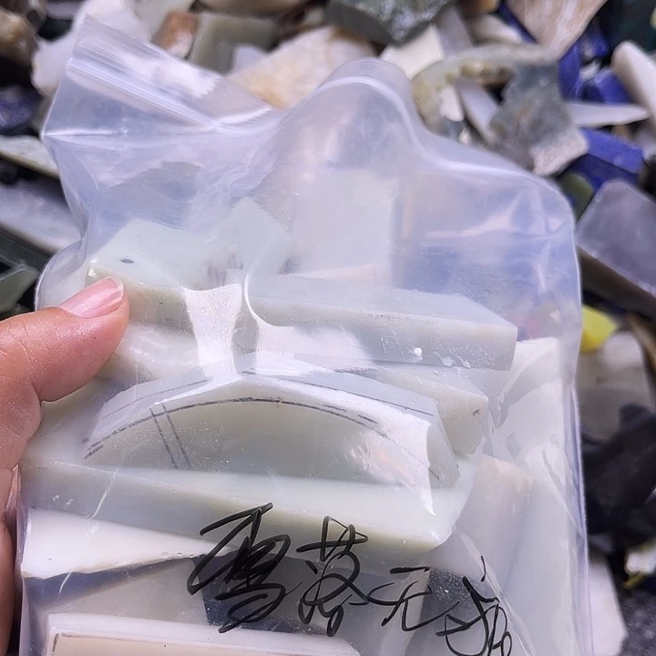 和田玉（糖玉）未镶嵌珠宝半成品雪**痕