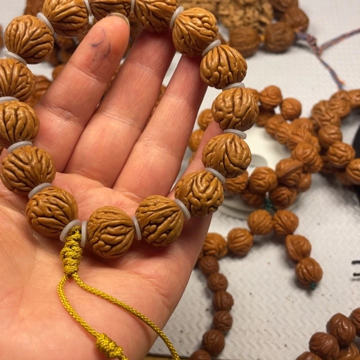 3号链接桃核手串一个