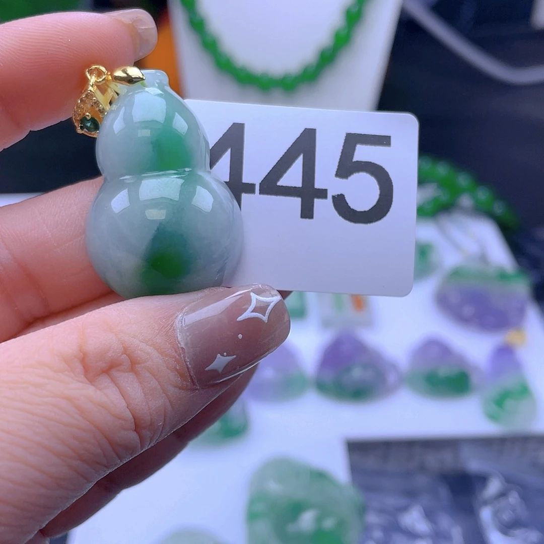 翡翠吊坠(赠链)未镶嵌