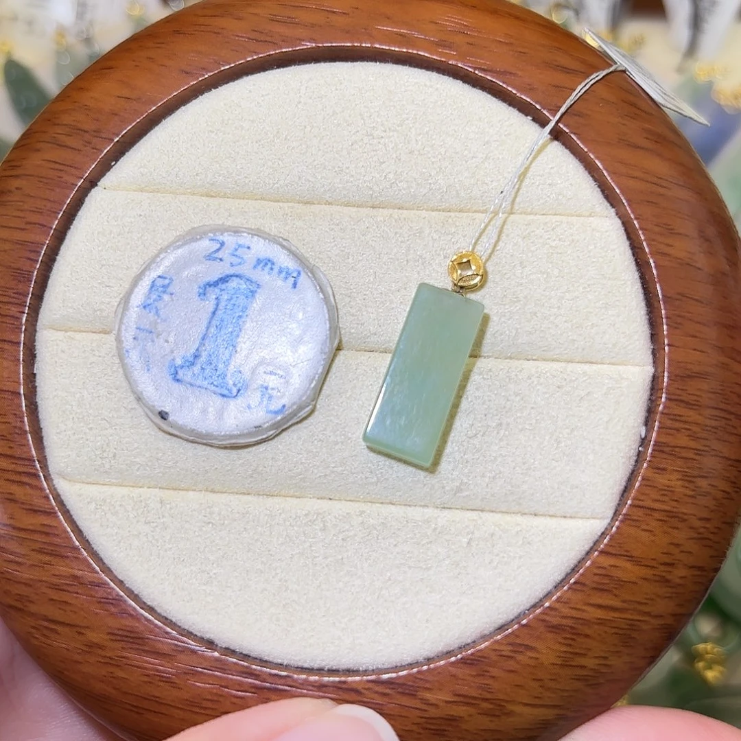 翡翠18K金镶嵌颈饰无事牌