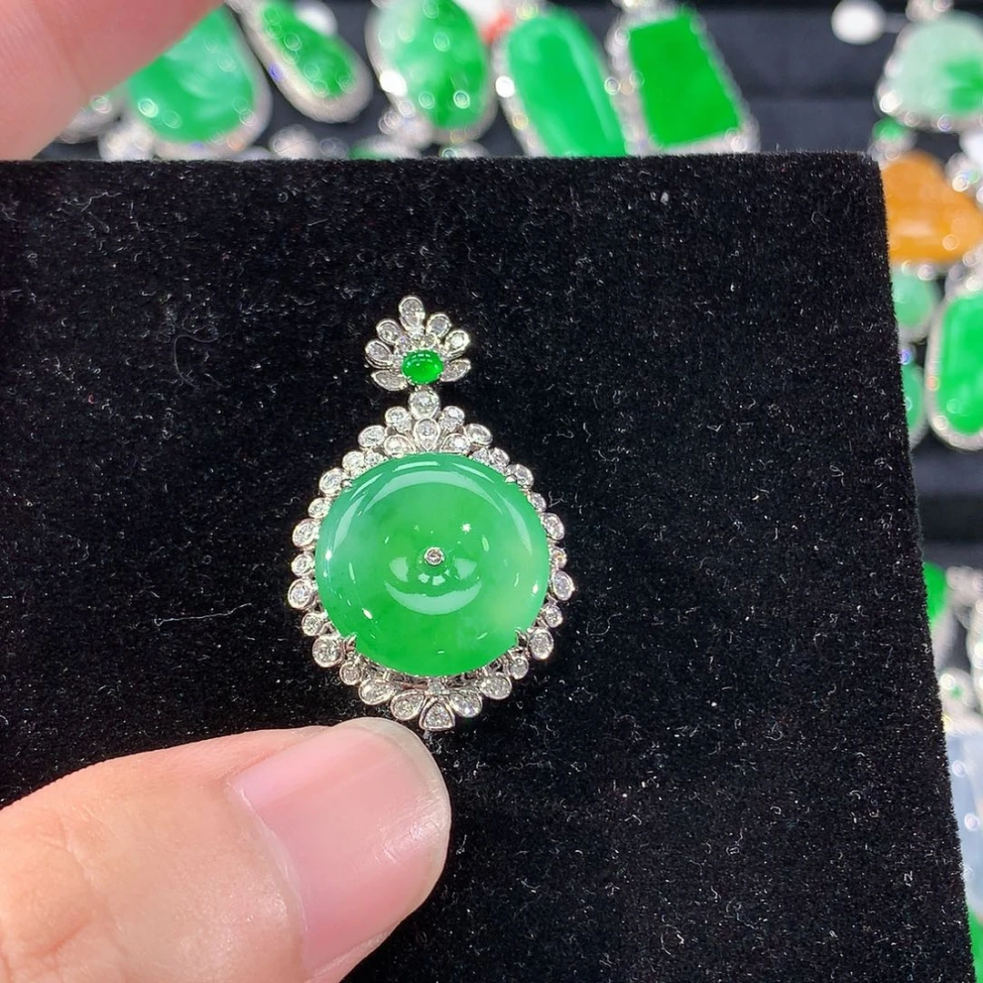 翡翠18K金镶嵌颈饰