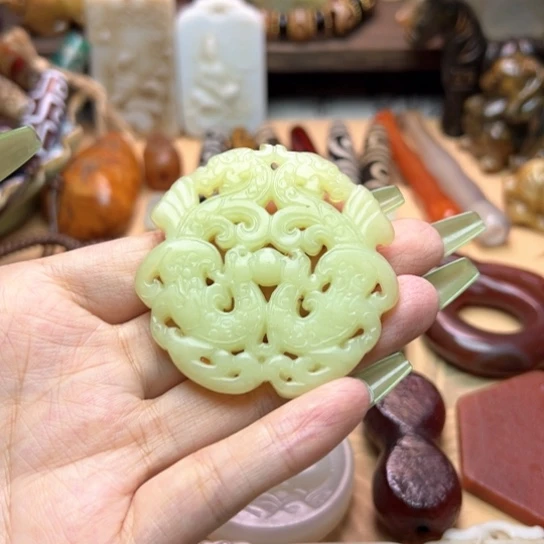 蛇纹石玉未镶嵌颈饰