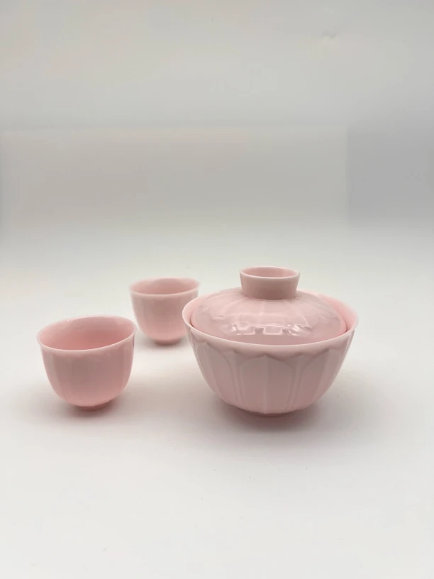 原矿粉釉浮雕莲花盖碗带二杯