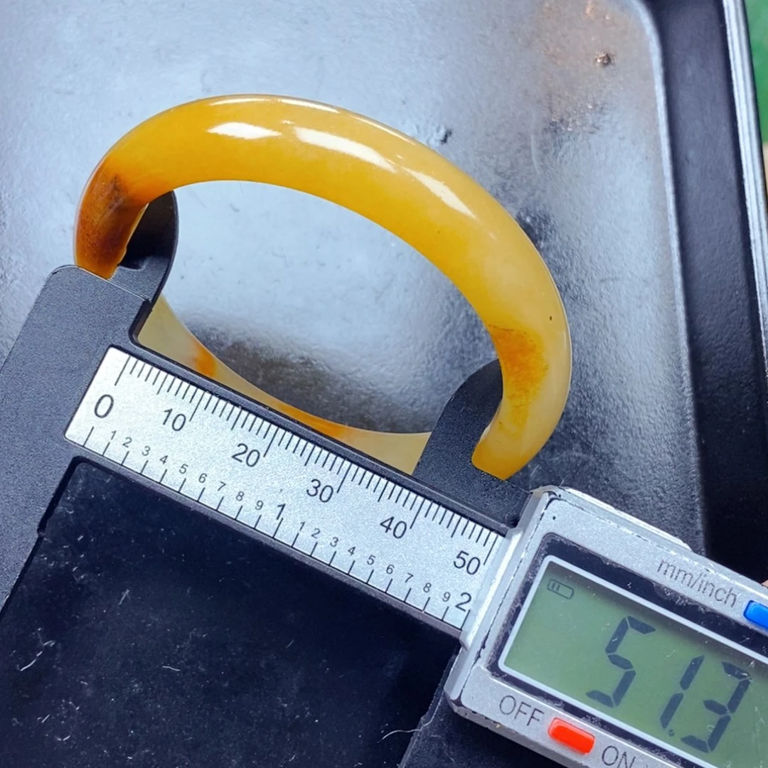 石英质玉（黄龙玉）未镶嵌颈饰