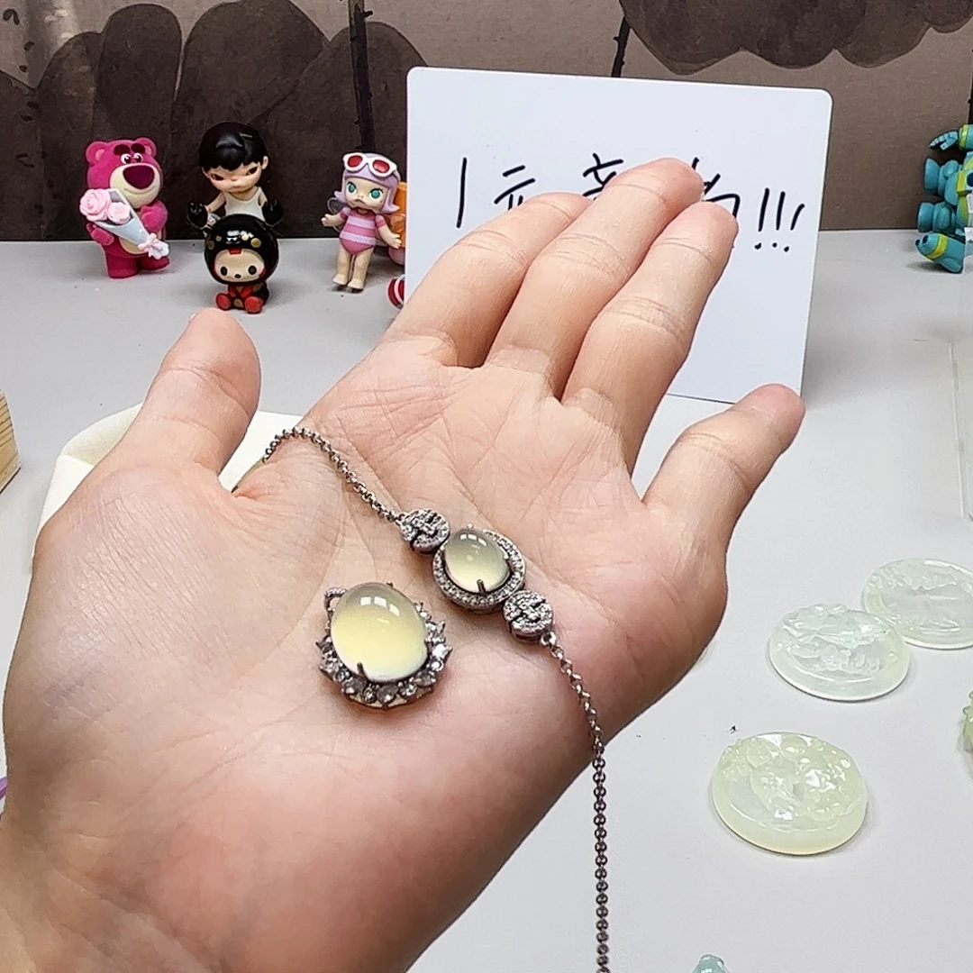 未镶嵌蛇纹石玉吊坠