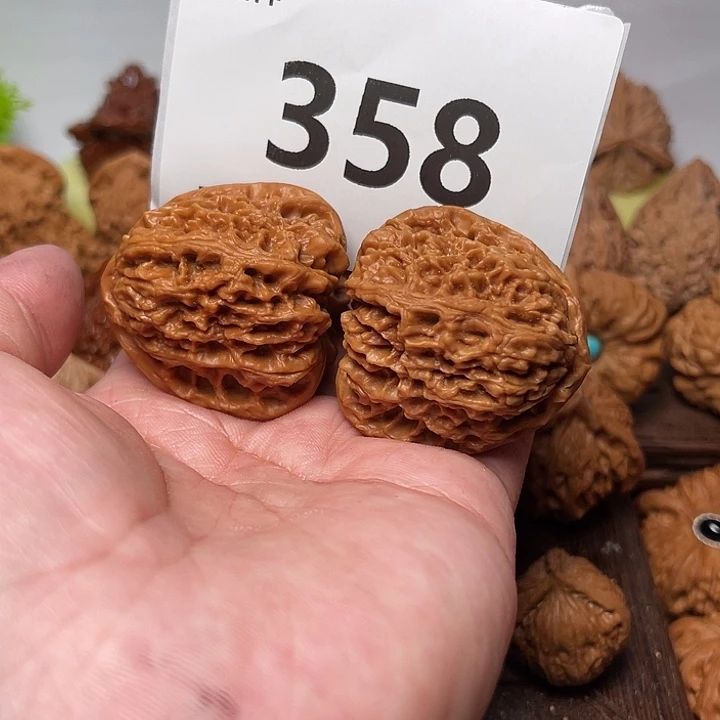 赵***做把件桃核南疆石。边39。 358