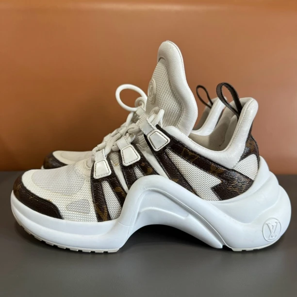 99新 LouisVuitton/路易威登 37码 LV 拱桥L001