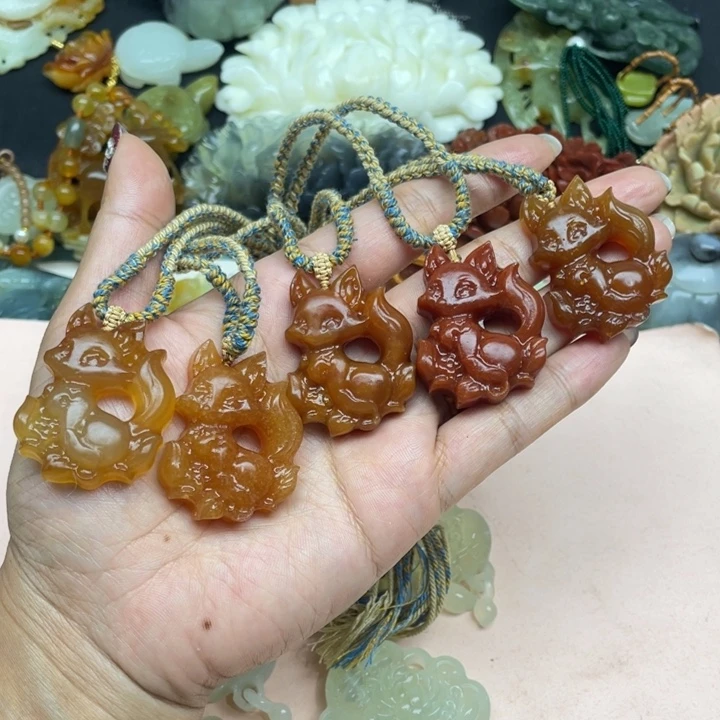 刘***头蛇纹石玉未镶嵌颈饰