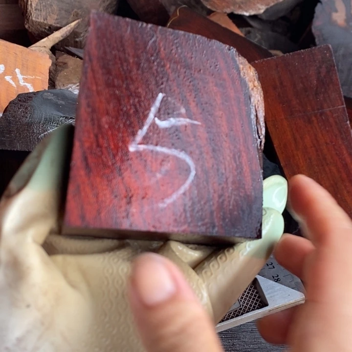 交趾黄檀（大红酸枝）金*