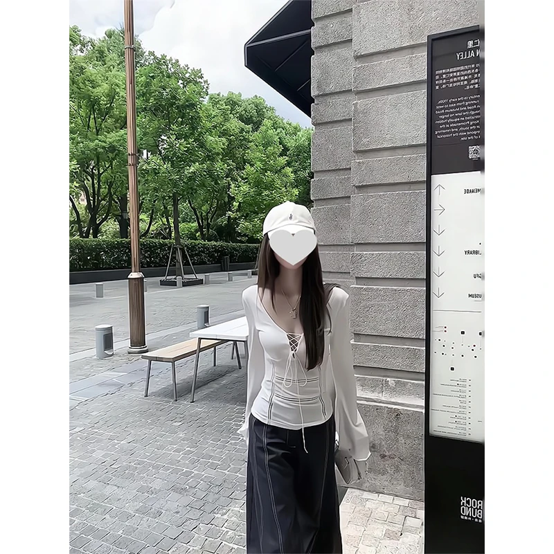 早秋穿搭白色v领绑带镂空长袖T恤女性感修身显瘦喇叭袖打底衫上衣