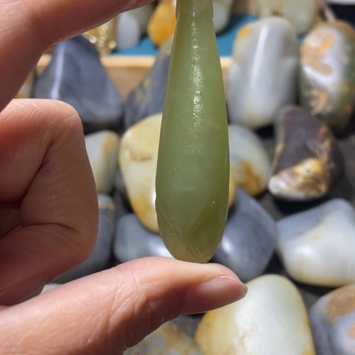 如***飞和田玉未镶嵌颈饰