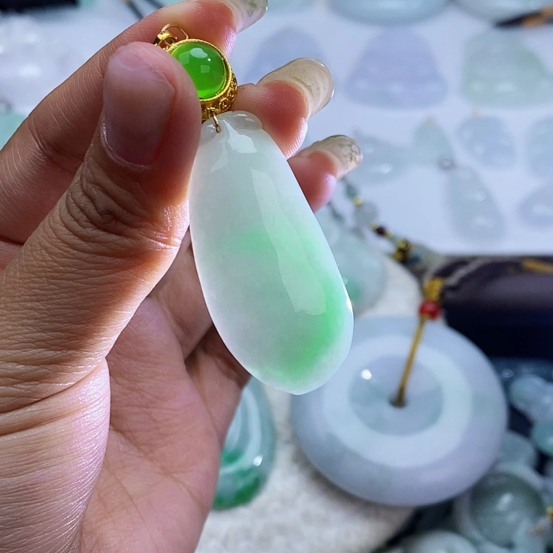 翡翠未镶嵌颈饰7390