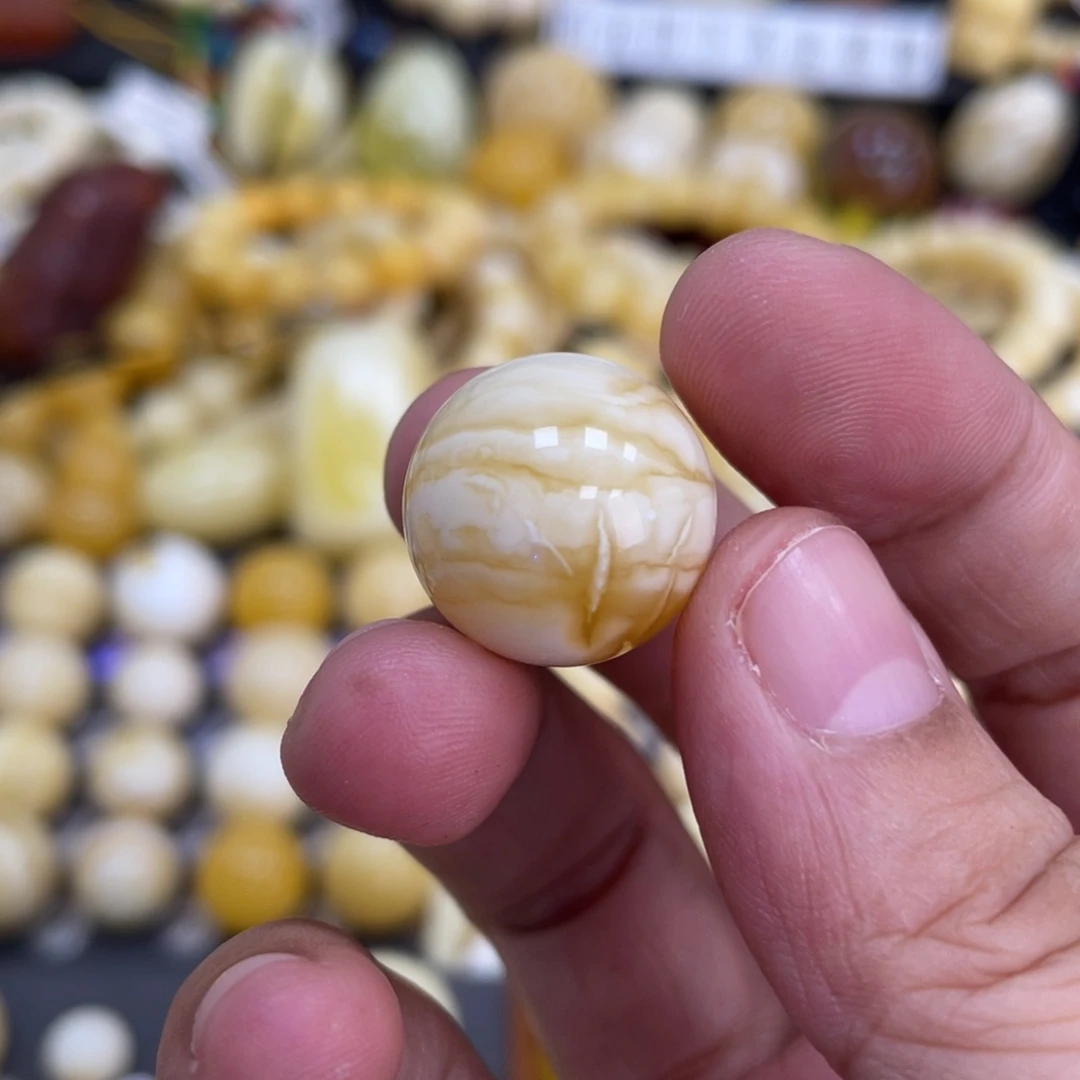 历***子未镶嵌琥珀裸石17.8mm皮沁