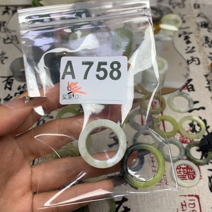 浅***笑合金蛇纹石玉颈饰