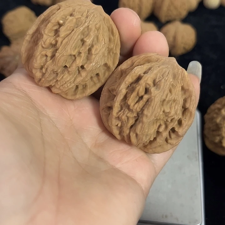 文玩核桃把件42左右虎头微微瑕，编号0013