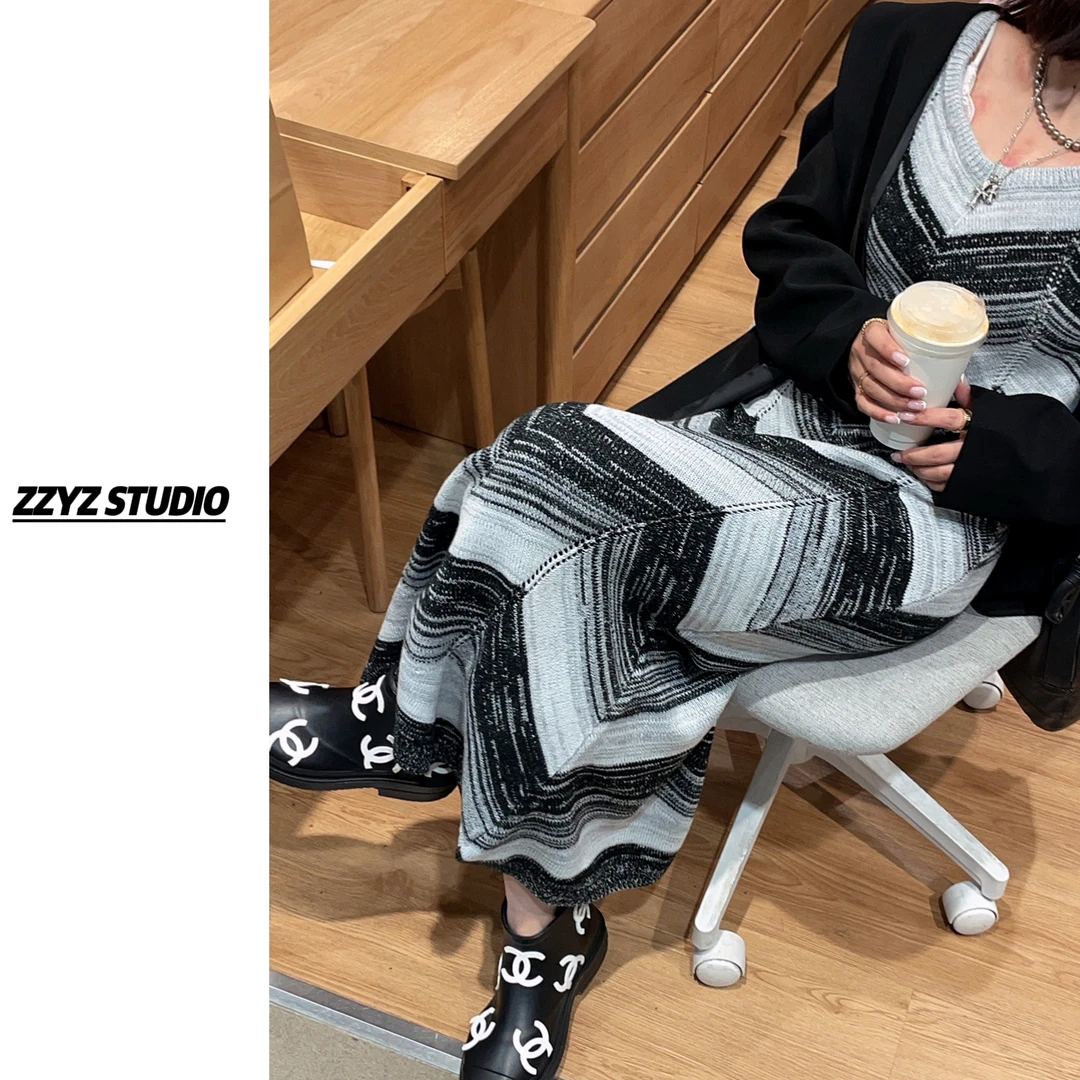 【ZZYZ】“波士顿之行”超细设计感花式纱拼色V领条纹针织连衣裙