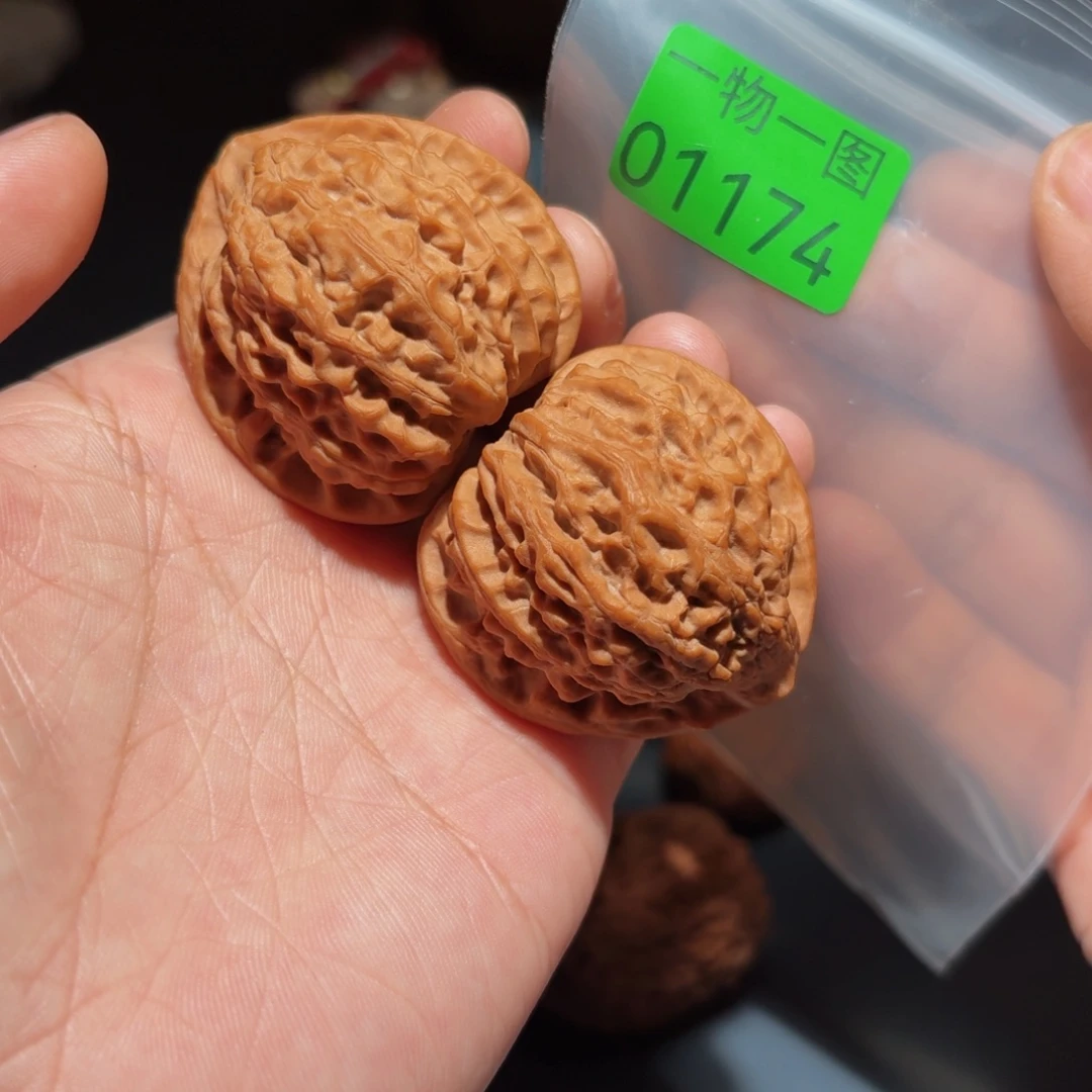 文玩核桃吊坠金牛