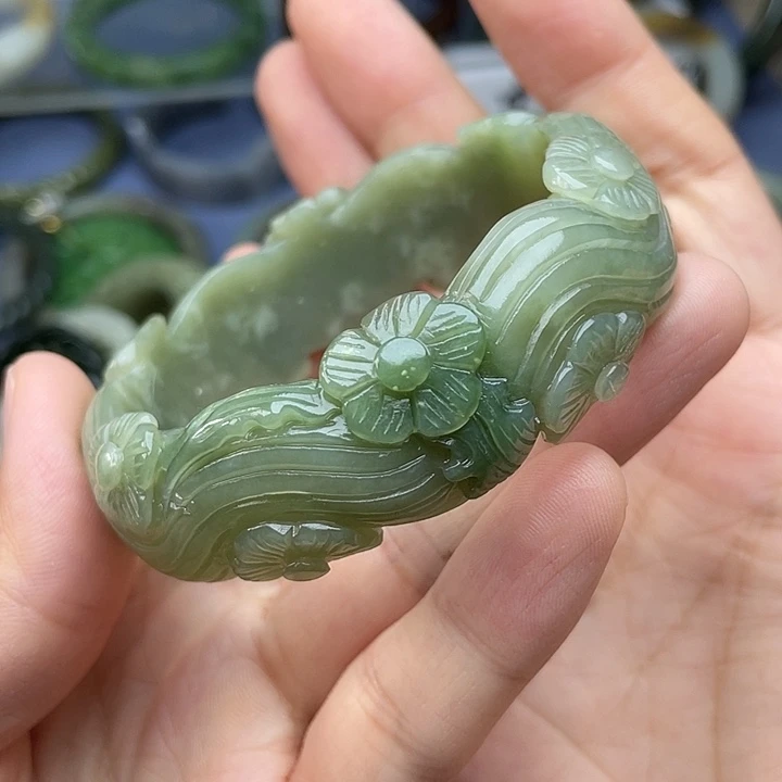 未镶嵌手镯和田玉（青白玉）59.9mm梅花镯，有翠青有棉