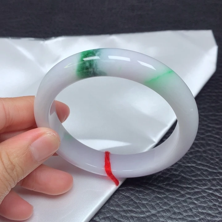 翡翠手镯未镶嵌。