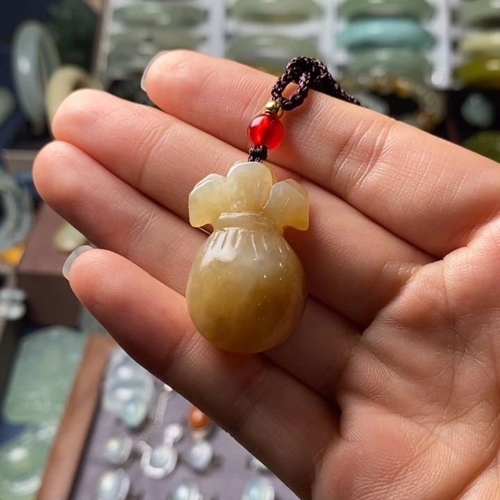 颈饰未镶嵌岫岩老玉（透闪石质玉）