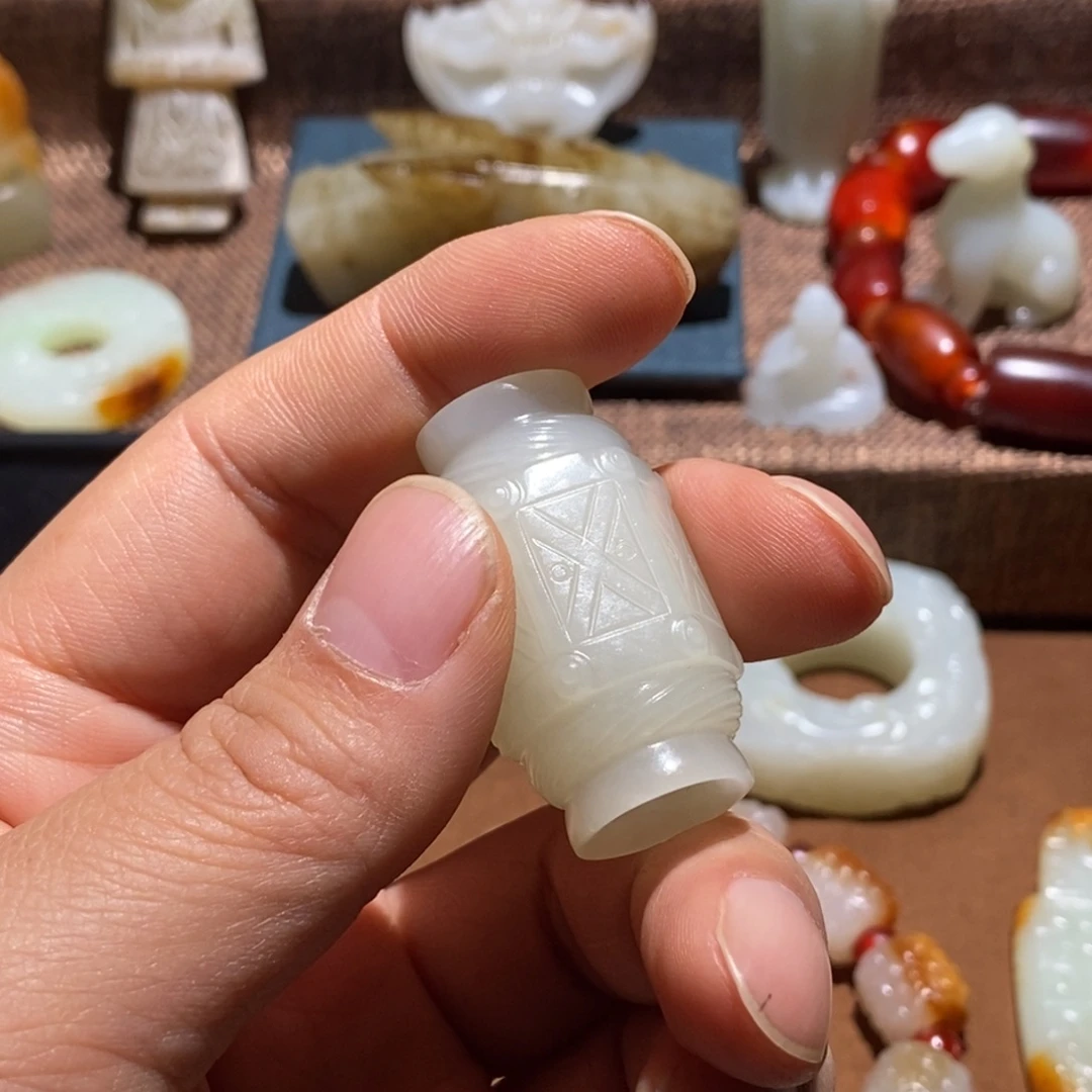 且***行和田玉未镶嵌颈饰