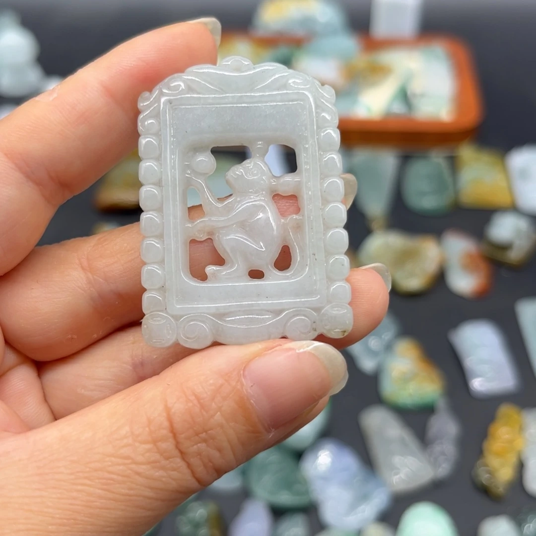 翡翠未镶嵌颈饰猴子