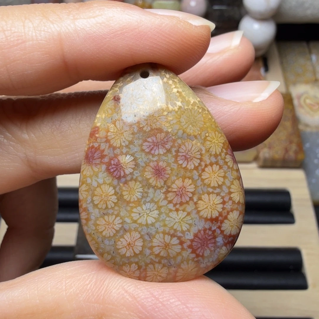 硅化玉未镶嵌美美小彩花，有呼吸孔