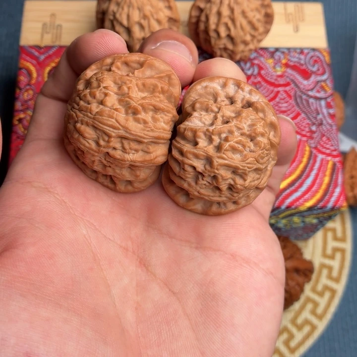 文玩核桃吊坠全品大眼闷白