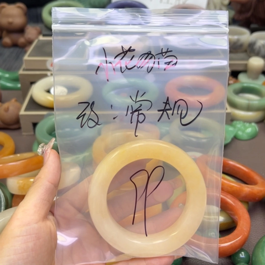 未镶嵌手镯石英岩玉?**猫