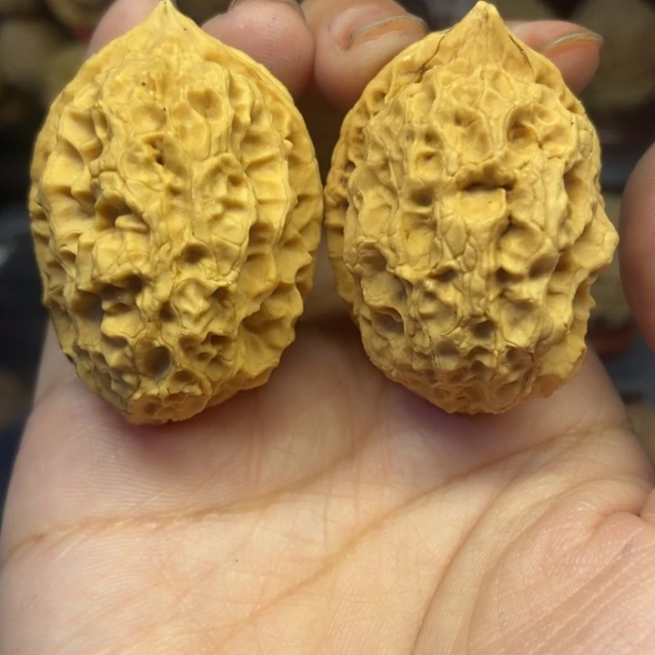 文玩核桃吊坠绣花鞋