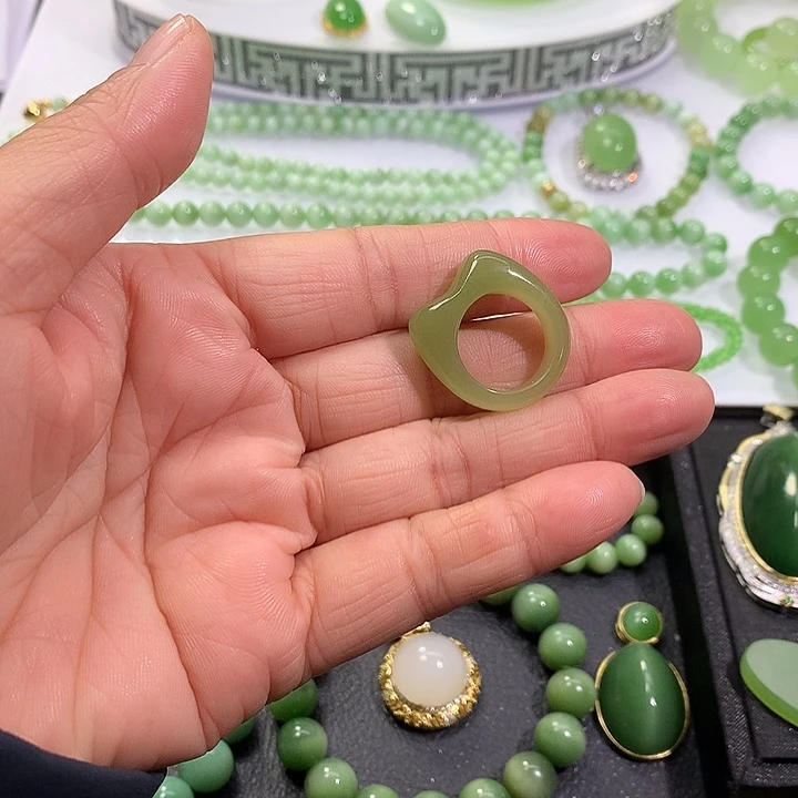 未镶嵌戒指和田玉（糖玉）