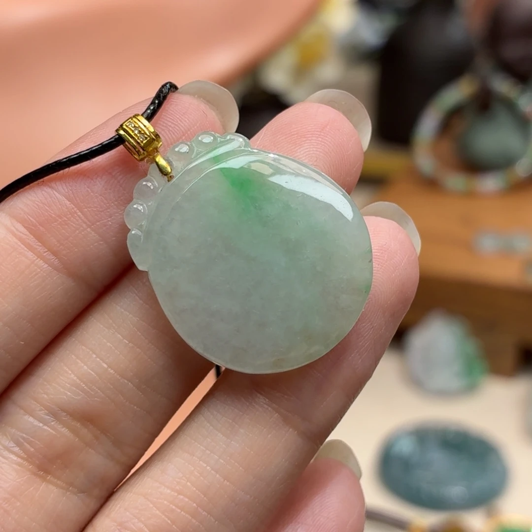 翡翠18K金镶嵌颈饰吊坠