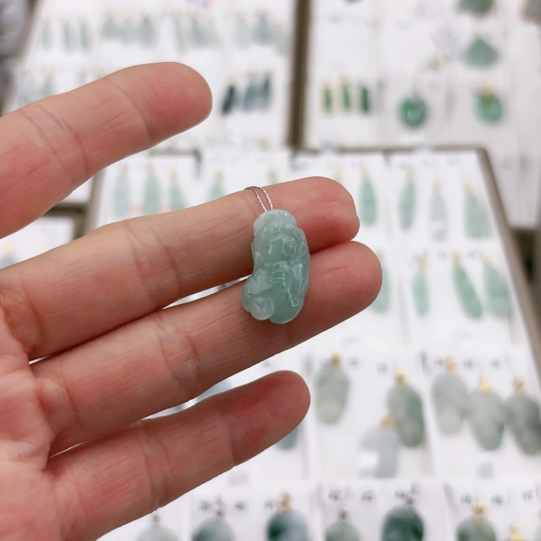 翡翠颈饰未镶嵌翡翠貔貅