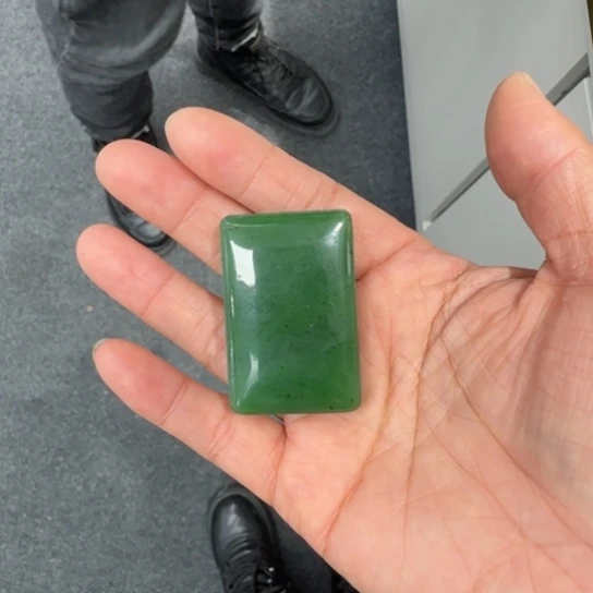 和田玉颈饰未镶嵌高4.3左右碧玉无事牌，小点点