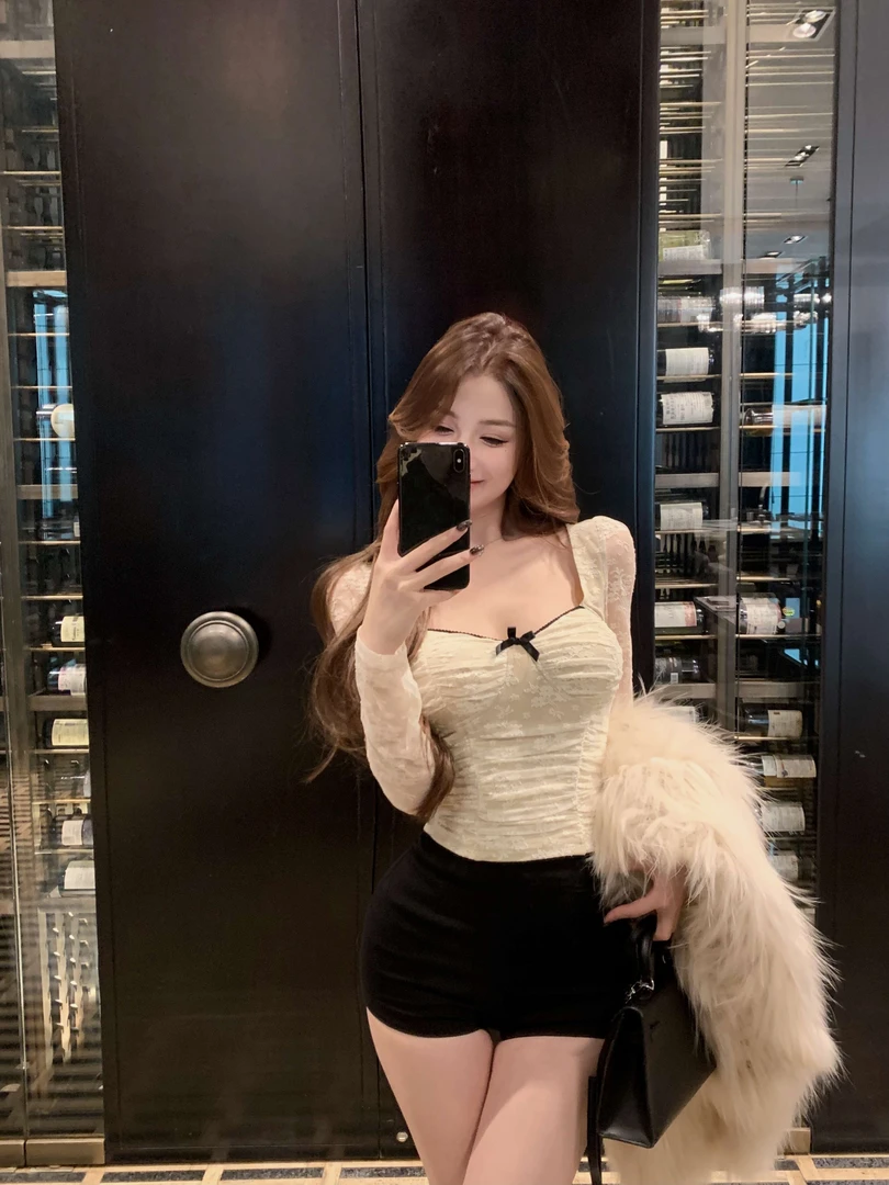 法式气质性感方领褶皱显瘦上衣女秋冬刺绣蝴蝶结蕾丝长袖打底上衣