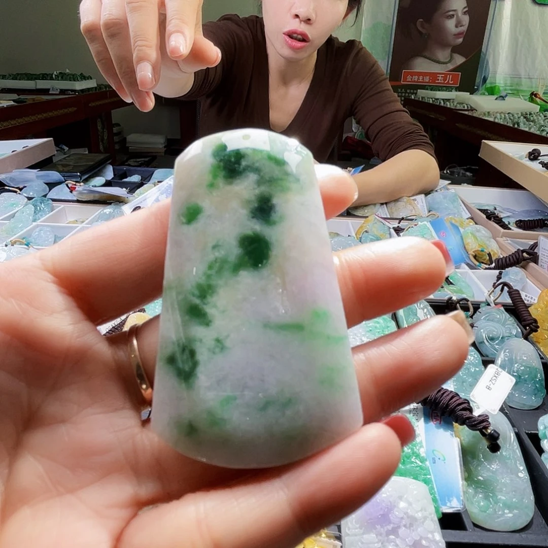 翡翠未镶嵌颈饰一个